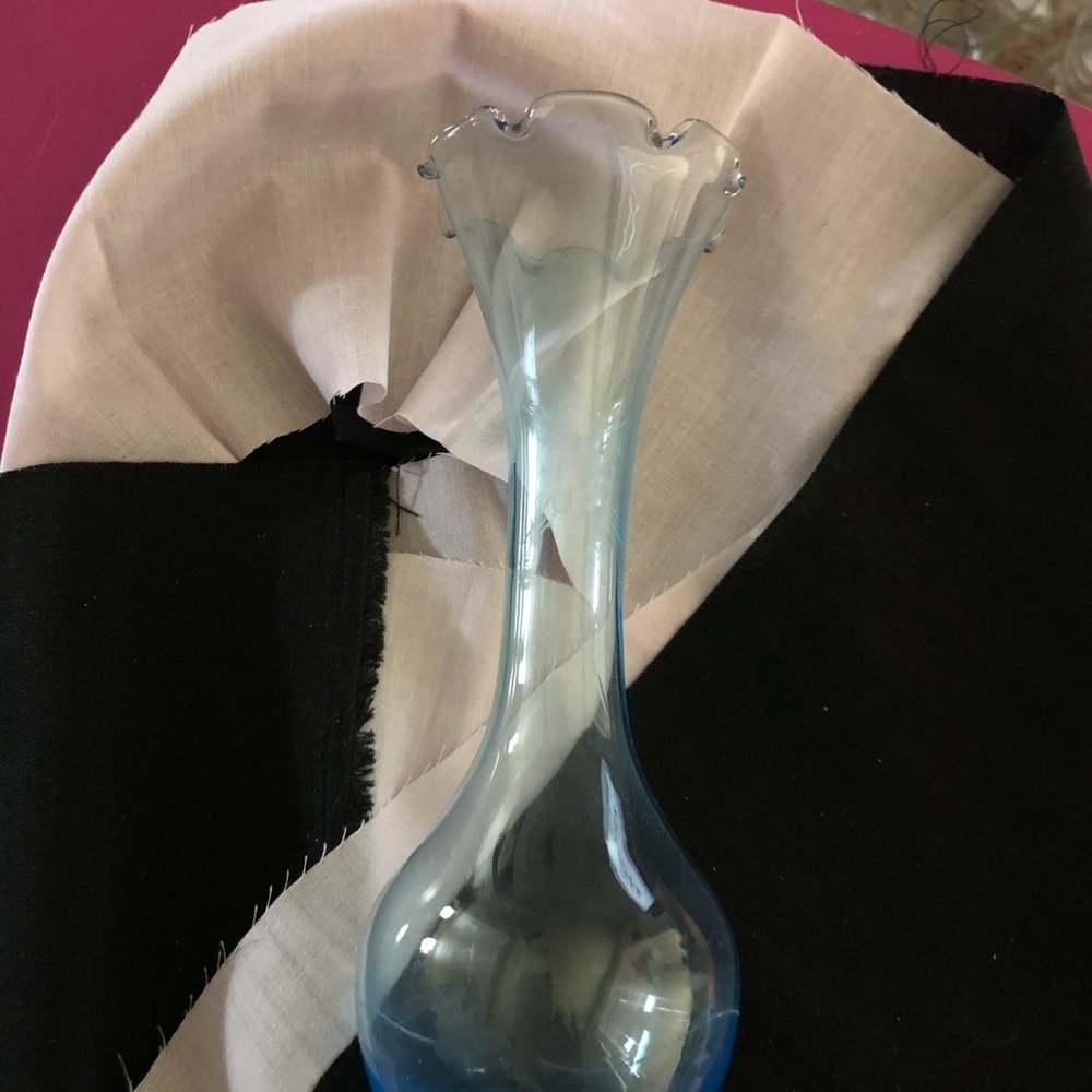 NWOT - Beautiful Blue Etched Glass Vase - Picture 6 of 6